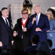 Biden beroert Elton John tot tranen toe met eerbetoon in Witte Huis