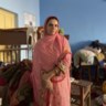 In het klaslokaal van economieleraar Saeeda Shaikh zitten nu negen ontheemde families uit het overstroomde Khairpur.  