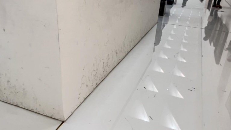 Witte vloeren en muren staan al vol zwarte strepen: openingsweekend KMSKA laat zijn sporen na