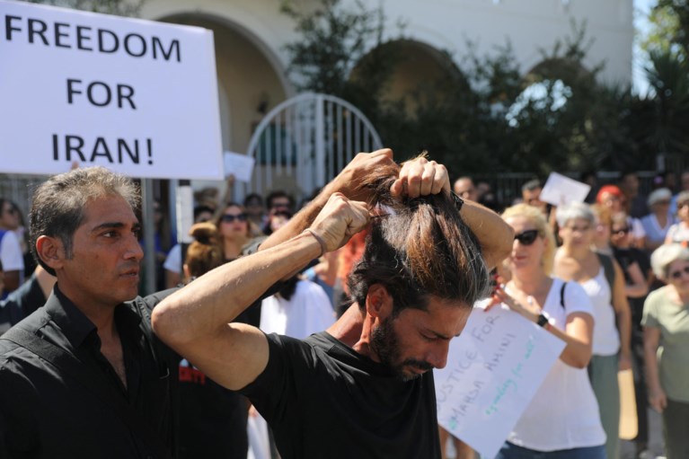 In beeld | Iraans protest verspreidt zich over rest van de wereld