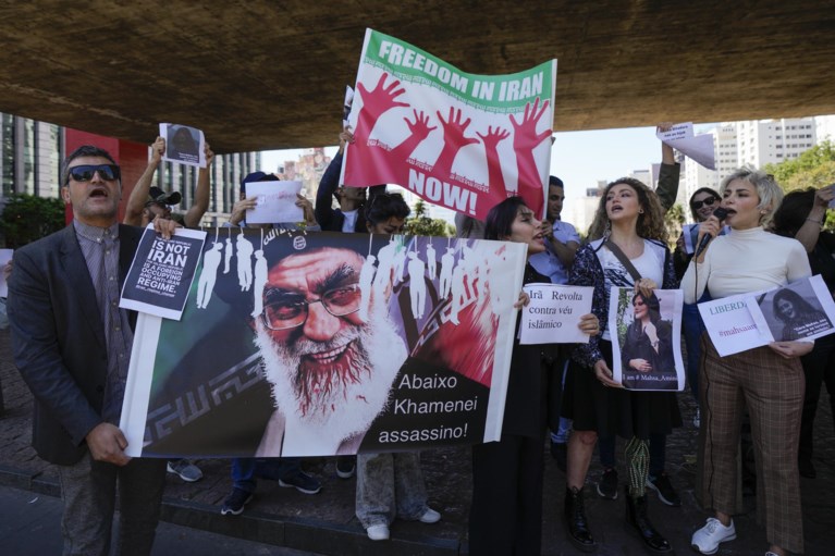 In beeld | Iraans protest verspreidt zich over rest van de wereld