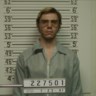 De reeks heeft wel heel veel aandacht voor Jeffrey Dahmer zelf, de massamoordenaar en necrofiel die uitstekend vertolkt wordt door Evan Peters. 