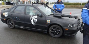 Franse politie houdt Belgische bestuurder met nagemaakte mitrailleur op motorkap tegen