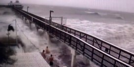 Inwoners Florida zwemmen in overstroomde woonkamer en duiken in woeste oceaan