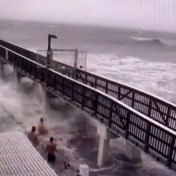Inwoners Florida zwemmen in overstroomde woonkamer en duiken in woeste oceaan