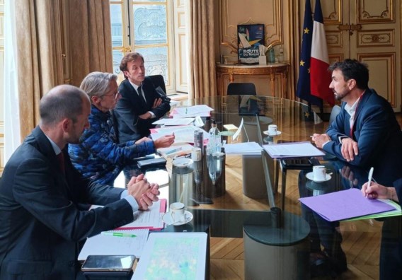 Kritiek op Franse ministers in fleece: ‘Alsof ze hun kinderen de les spellen’ 