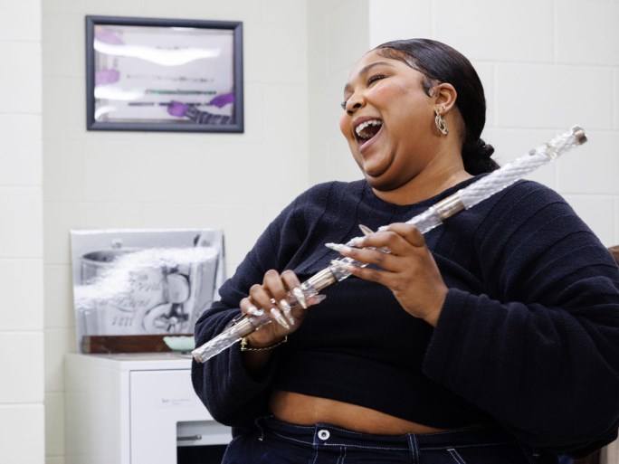 Lizzo mag als eerste in 200 jaar spelen op kristallen dwarsfluit van Amerikaanse founding father