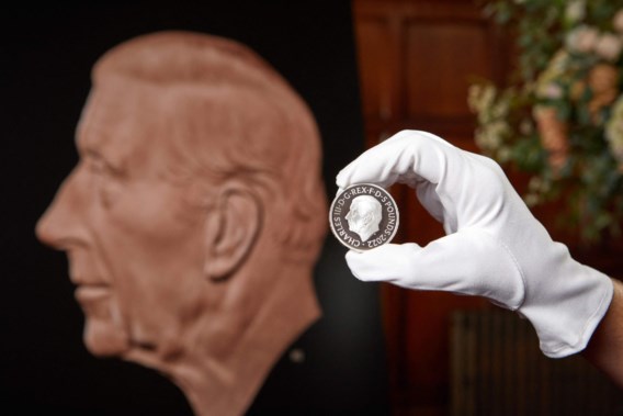 Portret van Britse koning Charles voor op munten onthuld