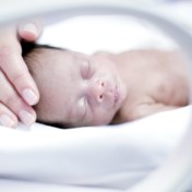 Hersenen van te vroeg geboren kinderen ontwikkelen beter als baby’s regelmatig innig contact hebben