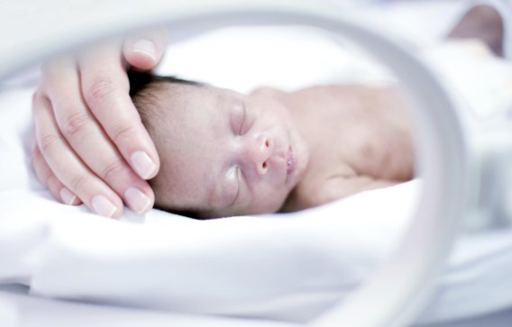 Hersenen van te vroeg geboren kinderen ontwikkelen beter als baby’s regelmatig innig contact hebben