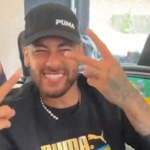 Topvoetballer Neymar steunt Bolsonaro bij Braziliaanse presidentsverkiezingen
