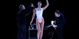 Topmodel verschijnt bijna naakt op catwalk, maar krijgt jurk opgespoten