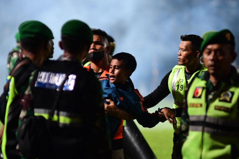 Zeker 125 doden bij rellen na voetbalwedstrijd in Indonesië 