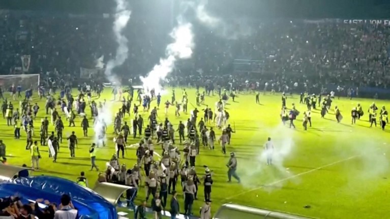 Zeker 125 doden bij rellen na voetbalwedstrijd in Indonesië