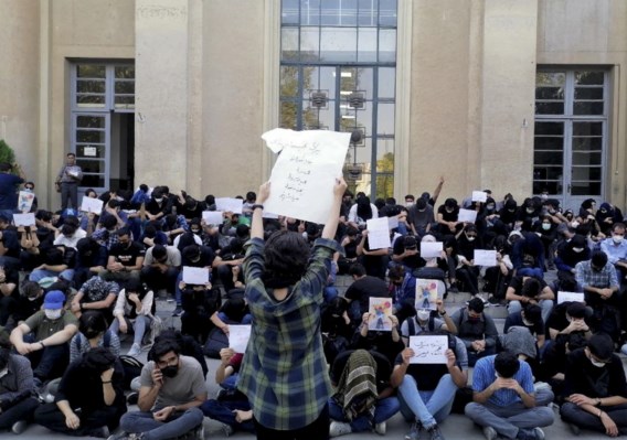 Iraanse studenten clashen met ordediensten: ‘Brute geweld van regime is uiting van pure angst’