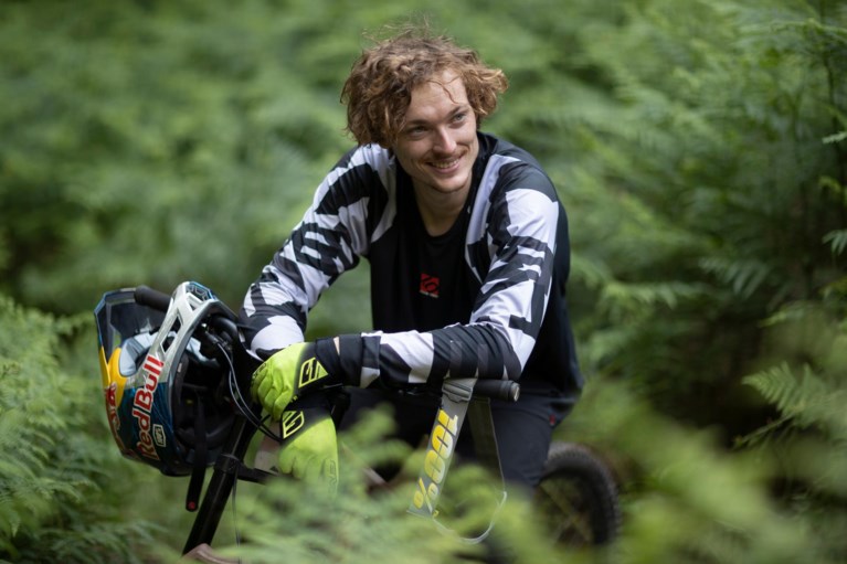 Mountainbiker voert stunts uit op zelfgebouwd parcours bij oude steenkoolmijn