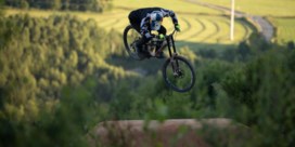 Mountainbiker voert stunts uit op zelfgebouwd parcours bij oude steenkoolmijn