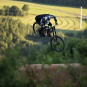 Mountainbiker voert stunts uit op zelfgebouwd parcours bij oude steenkoolmijn