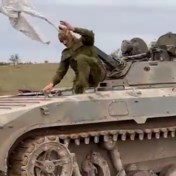 Opmerkelijke beelden tonen hoe Russische soldaten met witte vlag zwaaien