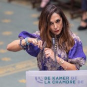 N-VA-Kamerlid Darya Safai knipt haren af in parlement, Hadja Lahbib en Goedele Liekens volgen