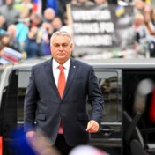 Orban uitgejouwd bij aankomst op Europese top