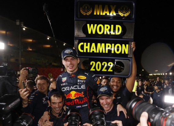 Max Verstappen wint in Japan en is voor tweede jaar op rij wereldkampioen