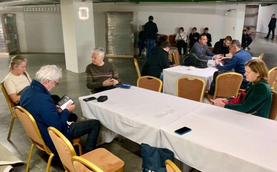 Eurocommissaris Didier Reynders schuilt in hotelkelder voor explosies in Kiev