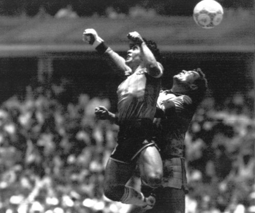 Bal waarmee Maradona zijn ‘Hand van God’-doelpunt scoorde gaat onder de hamer