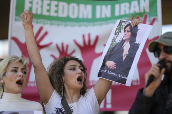 Podcast | Waarom de dood van één vrouw Iran in brand zet 