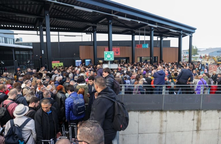 Luchthaven Charleroi rest van de dag gesloten na chaos: ‘Sfeer was echt wel grimmig’