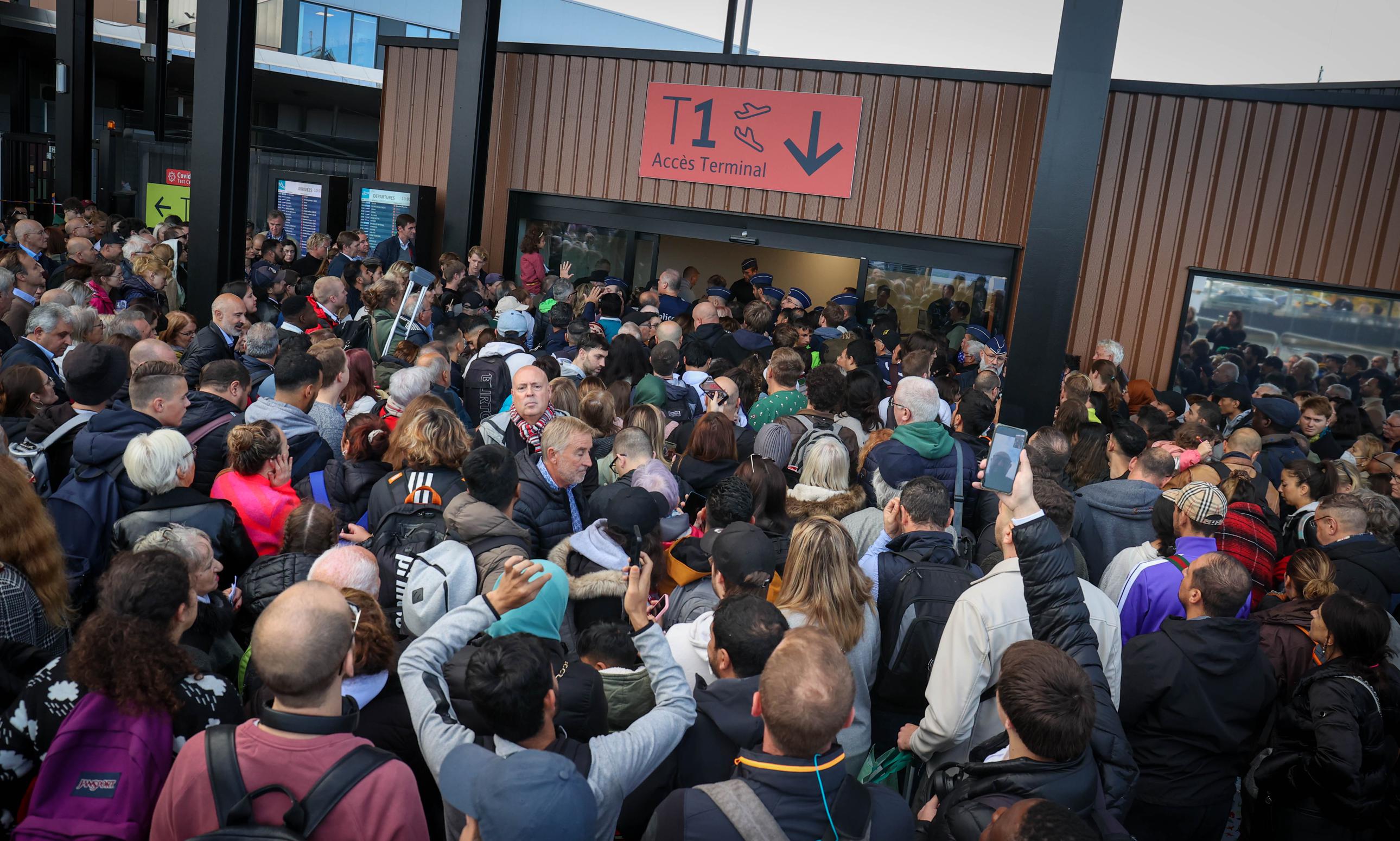 The security personnel continue the strike, the crowd increases at Charleroi airport