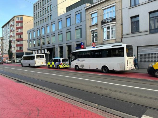 18-jarige op step zwaargewond na aanrijding met bus