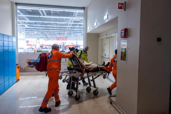 Man steekt willekeurig mensen neer in Italiaanse supermarkt: 1 dode en 5 gewonden