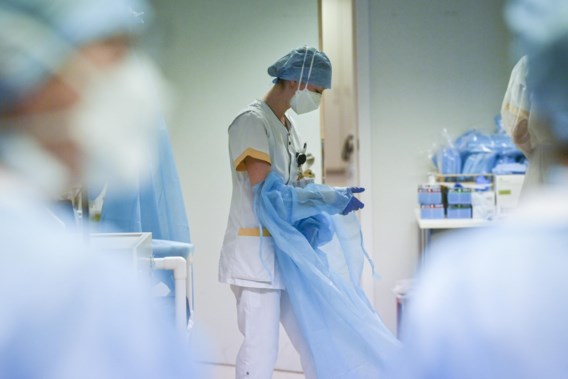 Besmettingen en ziekenhuisopnames blijven dalen