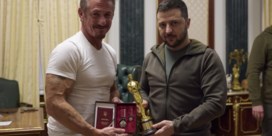 Sean Penn geeft een van zijn Oscars aan Zelenski
