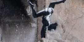 Banksy maakt kunstwerk op vernield huis in Oekraïne