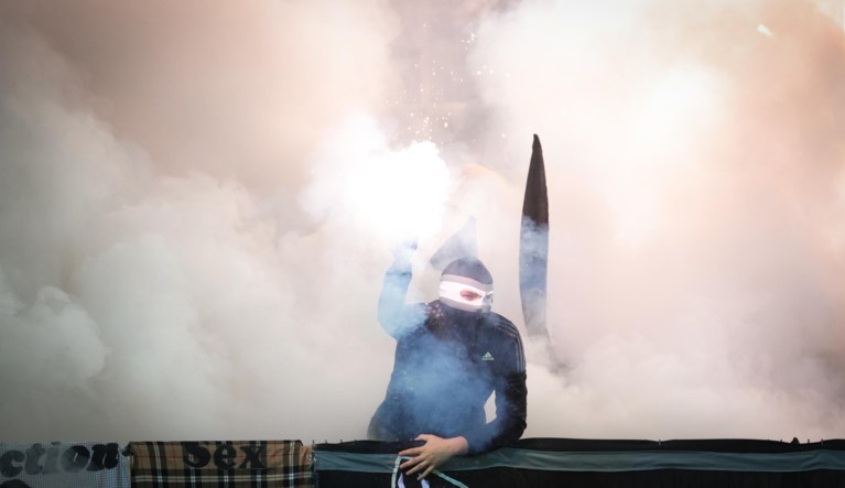 Mehdi Bayat furieus na gestaakte wedstrijd: ‘Wat moet ik doen? Mijn ploeg failliet laten gaan?’