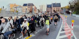 Beelden tonen enorme wachtrij voor fietsers en voetgangers aan verkeerslicht in Mechelen