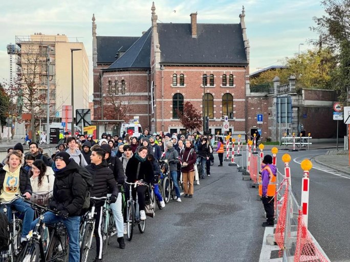 Beelden tonen enorme wachtrij voor fietsers en voetgangers aan verkeerslicht in Mechelen