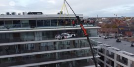 Vlaming parkeert iconische Porsche op zijn terras op achtste verdieping van flatgebouw