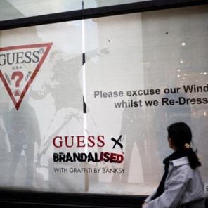 Banksy roept op om kleding te stelen, nadat winkel zijn werk gebruikt