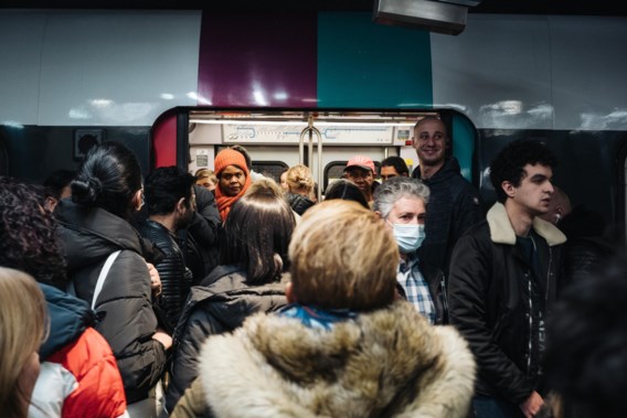 In de Parijse metro gebruiken vrouwen een babybuggy als stormram