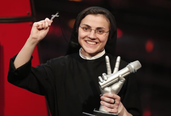 Zingende Italiaanse non laat klooster achter zich en wordt serveerster