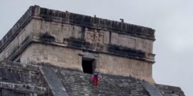 Toerist wordt uitgejouwd terwijl ze Maya-piramide beklimt ondanks verbod