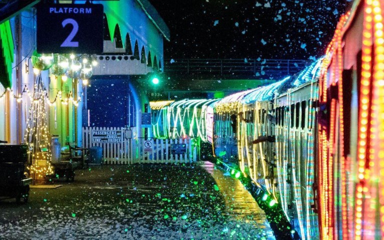 Trein gehuld in lichtjes brengt kerstsfeer naar Engelse kust