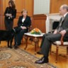 2007: Poetins labrador komt binnengewandeld tijdens een persconferentie. Dat Merkel bang is van honden, weet hij. 