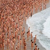 Duizenden mensen gaan op Australisch strand uit de kleren tegen huidkanker