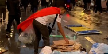 Opvallende beelden uit Brussel: voetbalfans doven vuurtje en ruimen straat op na doortocht relschoppers