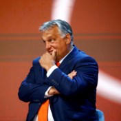 Orban begint te buigen voor financiële druk