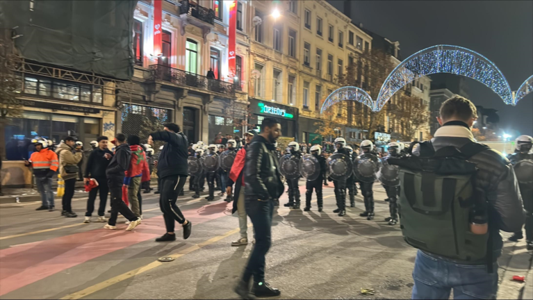 Marokkaanse supporters trekken massaal op straat in centrum Brussel, politie zet traangas in
